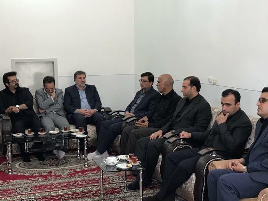 مدیرعامل جمعیت هلال احمر استان یزد در دیدار با خانواده نجاتگرمرحوم کاوه تفتی