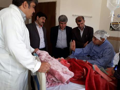 عیادت مدیرکل آموزش و پرورش از یک دانش آموز 