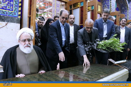 ادای احترام استاندار یزد به سومین شهید محراب