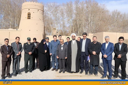 استاندار یزد از باغ جهانی پهلوان پور مهریز بازدید کرد 