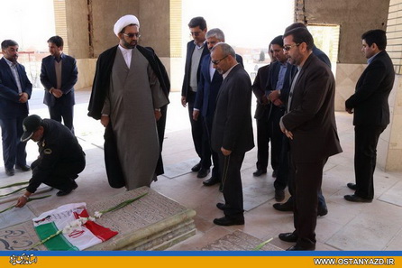 ادای احترام استاندار یزد به مقام شامخ شهدای شهرستان مهریز