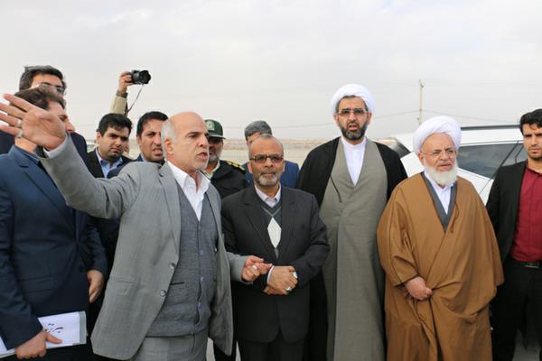 بازدید امام جمعه, استاندار و اعضای شورای اقتصاد مقاومتی استان یزد از بندرخشک پیشگامان
