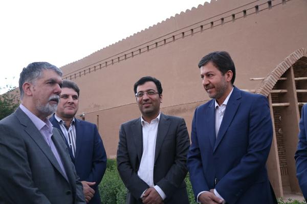 بازدید وزیر فرهنگ و ارشاد از سازه های خشتی اجرا شده در کنار برج و  باروی  یزد
