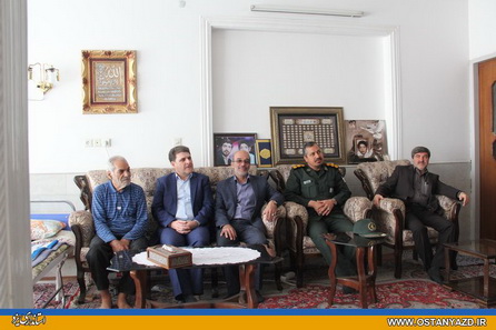 معاون هماهنگی امور اقتصادی و توسعه منابع استاندار با خانواده شهدا‌ی استان دیدار کرد