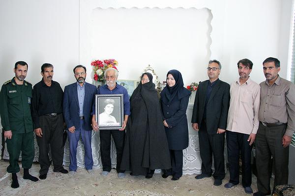 دیدار مدیرکل کتابخانه‌های عمومی استان یزد با خانواده سه شهید دفاع مقدس