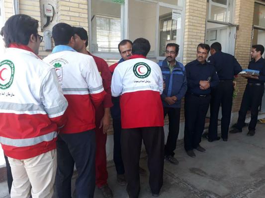 تقدیر اعضا جوانان و امدادگران هلال احمر بافق از آتش نشانان سنگ آهن بافق بمناسبت روز آتش نشانی