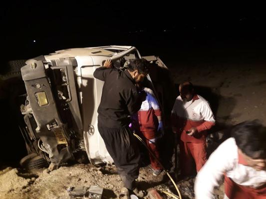 امدادرسانی نجاتگران هلال احمر به حادثه واژگونی یک دستگاه ایسوزو در محور ابرکوه به تفت