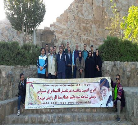 بمناسبت هفته پدافند غیر عامل :  همایش پیاده روی و کوهپیمایی مسئولین و کارکنان آموزش فنی  و حرفه  ای  استان یزد