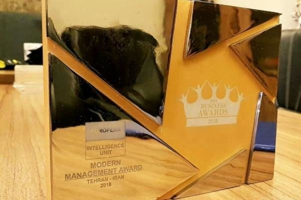 افتخاری دیگر برای قالی قمات؛ متولی فرش قمات از معتبرترین نهاد پژوهشی اروپا دکترای افتخار گرفت