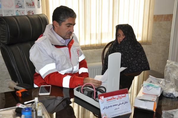 اعزام تیم کاروان سلامت هلال احمرشهرستان یزد به روستای خویدک / ویزیت رایگان بیش از 685 نفر 