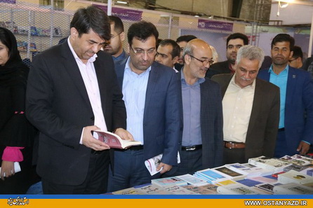 استاندار یزد از نمایشگاه کتاب بازدید کرد