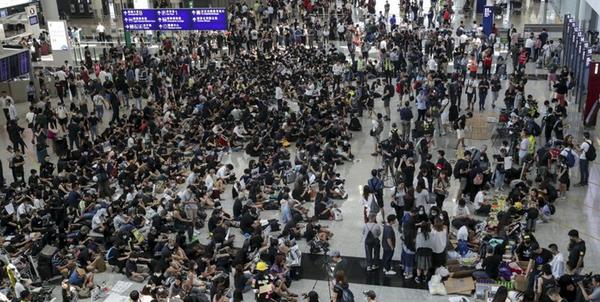 معترضان هنگ‌کنگی با تجمع در فرودگاه، پروازها را مختل کردند