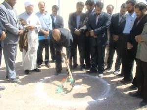 كلنگ سالن ورزشي بانوان در سفر استاندار یزدبه شهرستان خاتم به زمين زده شد . 