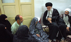 گزارش تصویری : رهبر انقلاب سرزده به دیدار سه خانواده شهید قم  رفت