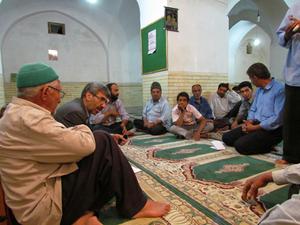 کاظم فرهمند  در جمع مردم روستای شهرسب ابرکوه