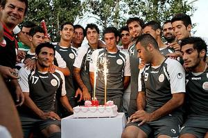 جشن تولد بادامکی در تمرین پرسپولیس/ عکس 