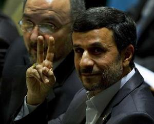 عکس: ژست پیروزمندانه احمدی‌نژاد در سازمان ملل