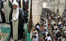 هفته دفاع مقدس و  حضور دانش آموزان یزدی در نماز جمعه 