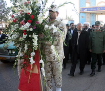 استاندار يزد به مقام شامخ شهيدان دفاع مقدس اداي احترام كرد