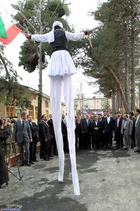 استقبال مرد شش متری از احمدی‌نژاد 