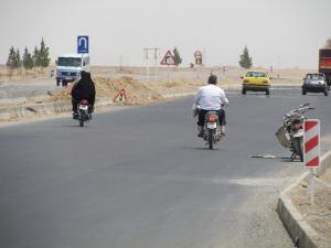 قسمتی از جاده ورودی ابرکوه اصلاح شد