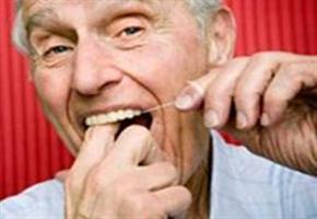   سالمندان هر شب از نخ دندان استفاه کنند
