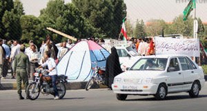 جمعی ازاهالی بخش نیر در مقابل استانداری یزد اتراق نمودند