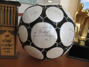  فروش توپ فوتبال امضا شده توسط یحیی گل محمدی در مهریز