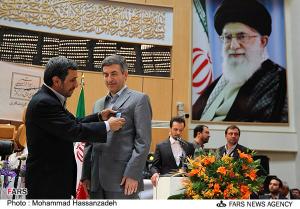  حاشیه‌های مراسم «نشان» دار شدن مشایی:احمدی نژاد : «مشایی مردی است بهاری بهاری بهاری.»