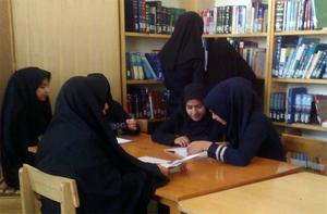 بازدید دانش‌آموزان دبیرستان دخترانه زینب از کتابخانه عمومی نجفی ابرکوه