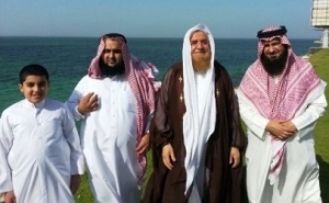  شیخ وهابی که به جهاد در سوریه دعوت کرده، در سواحل بحرین +عکس