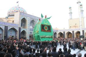 بمناسبت شهادت امام رضا (ع)آیین نخل برداری در بافق برگزار شد.+گزارش تصویری