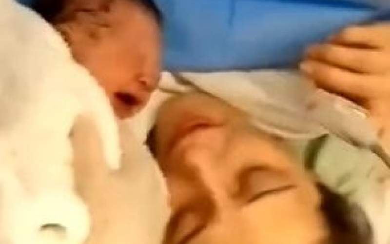 واکنش نوزاد تازه متولد شده به اولین بوسه‌ی مادر