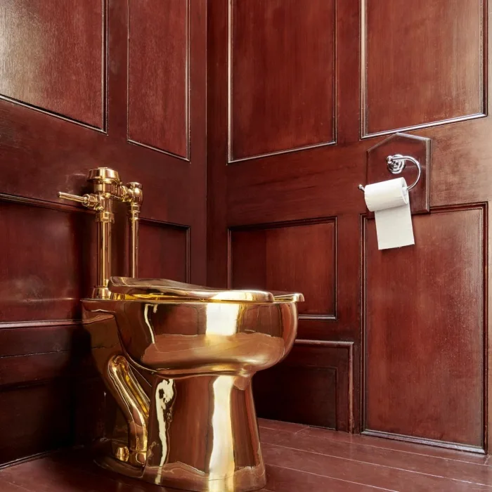 یک توالت طلایی با ارزش  میلیون ها دلار  به سرقت رفت
