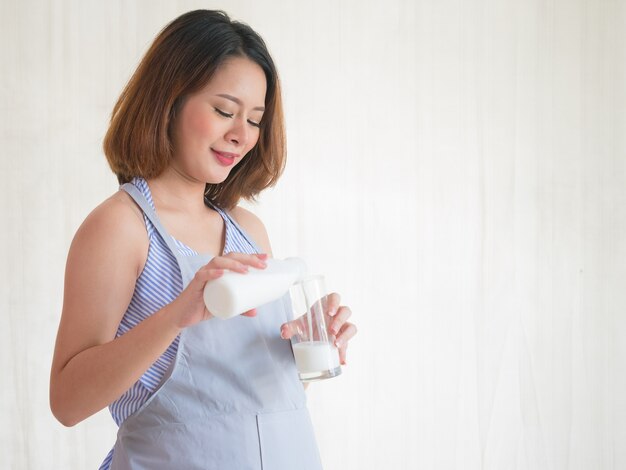 فواید شگفت انگیز نوشیدن شیر برای پوست