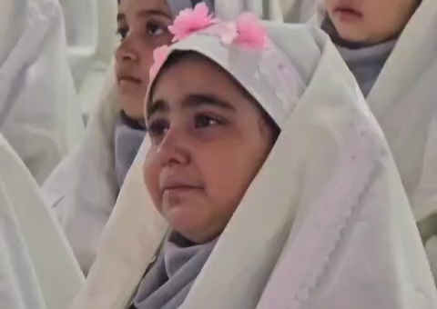 ببینید| اشکهای دختر بافقی در مراسم جشن تکلیف برای دانش آموزان شهید مینابی