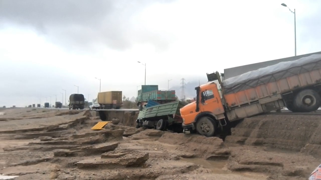 فیلم| واژگونی کامیون ها در مسیر مهریز به یزد
