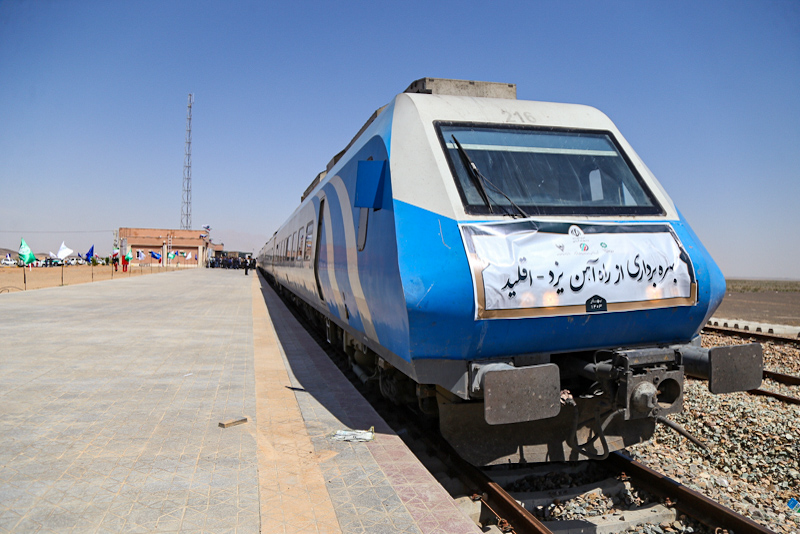 بهره‌برداری از طرح ریلی راه آهن یزد-اقلید با حضور بذرپاش وزیر راه و شهرسازی