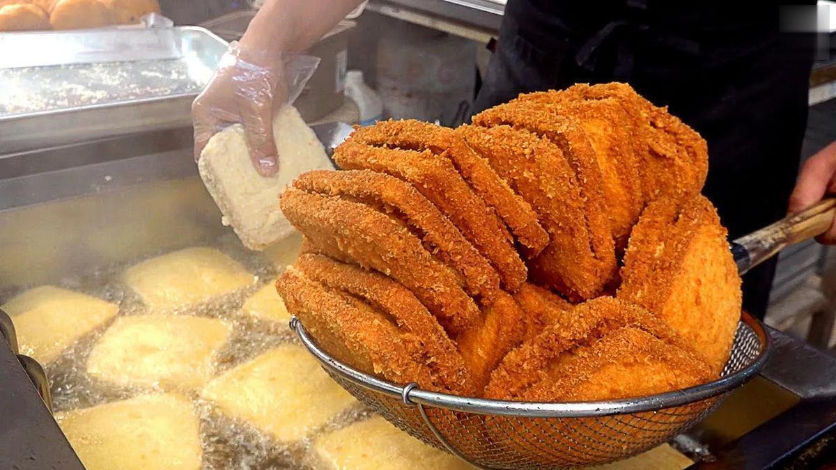 فیلم| غذای خیایانی در کره؛ درست کردن ساندویچ با نان تست و سیب‌زمینی