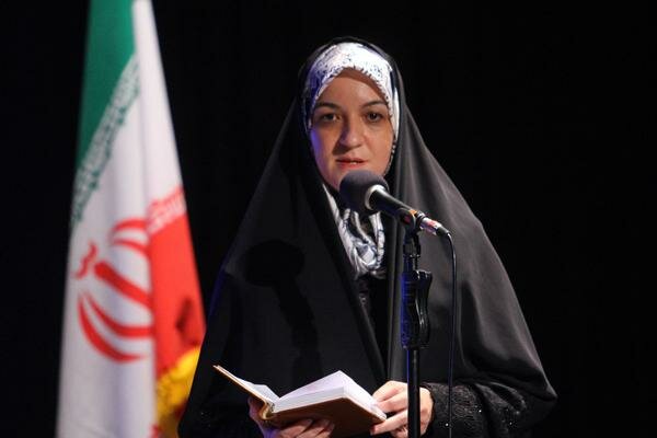 تبریک مدیرکل فرهنگ و ارشاد اسلامی یزد به عالیه مهرابی شاعر برجسته استان یزد