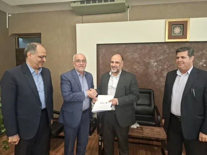 تقدیر  دهقانی اشکذری رئیس دانشگاه آزاد یزد از  عظیمی‌زاده  مدیر مسئول سازمان همیاری شهرداری‌های یزد