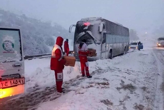 راهداری رفسنجان در آماده‌باش/ بازگشایی مسیرها و کمک‌رسانی به خودروهای گرفتار در برف