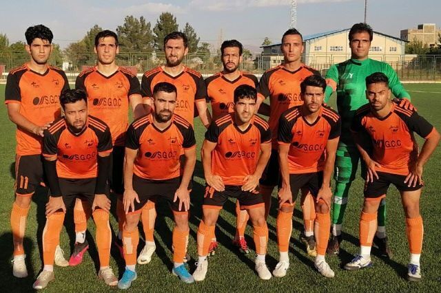 شهید قندی در پی شکار عقاب