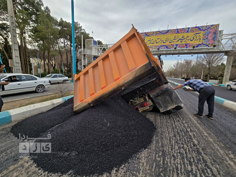 فیلم| کامیون آسفالتی که در خیابان مطهری یزد در حال تردد بود در زمین فرو رفت