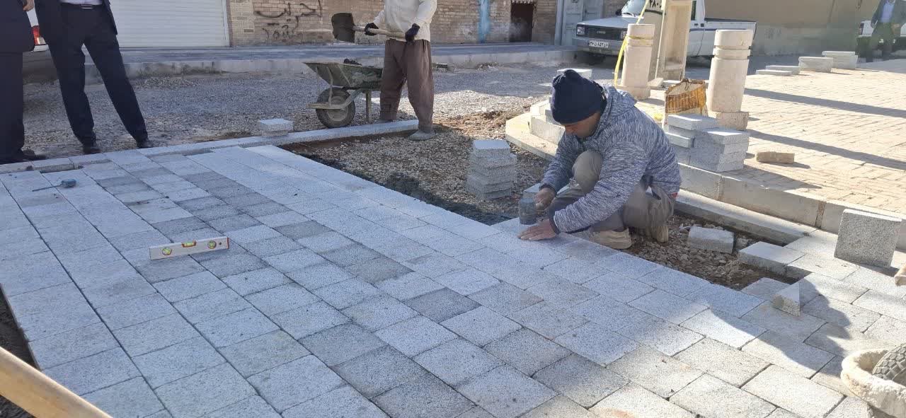 تداوم بهسازی معابر منطقه بافت تاریخی با اجرای ۲۲۰۰ مترمربع پیاده‌روسازی