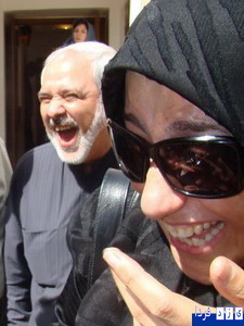 ظریف:هر کاری کنم،گروهی حاشیه سازی می کنند/فرزندانم هنوز ما را مفتخر به داشتن نوه نکرده اند.
