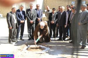 کلنگ بازسازی مدرسه رشیدی میبد به زمین زده شد 