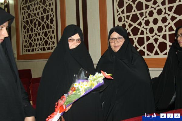 حرکتی زیبا ازبانوان  طبس، تجلیل از یک مادر در مراسم معارفه فرماندار