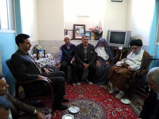 حضور امام جمعه و فرماندار محترم در منزل شهید قربانعی نظریان در روستای جوخواه