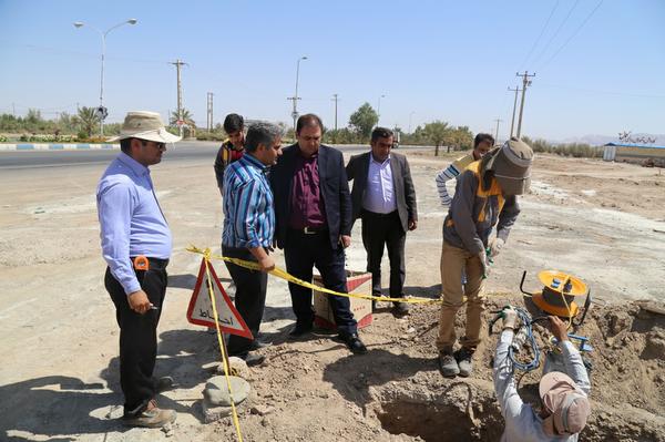 بازدید فرماندار بافق از عملیات نصب علمک های پراکنده گاز حاشیه روستای مبارکه